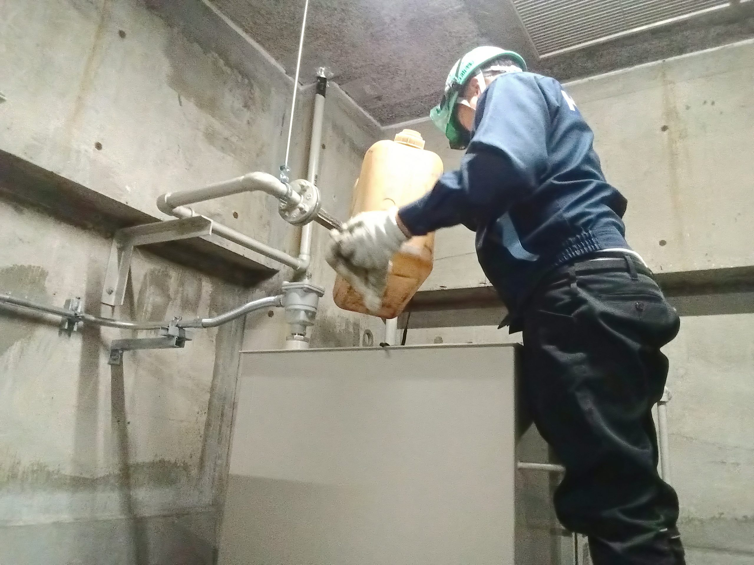 清掃作業風景(専用薬剤にて清掃)